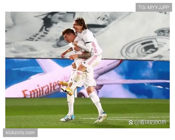 克罗斯与莫德里奇中场组织中传球路径分散化的成因与影响